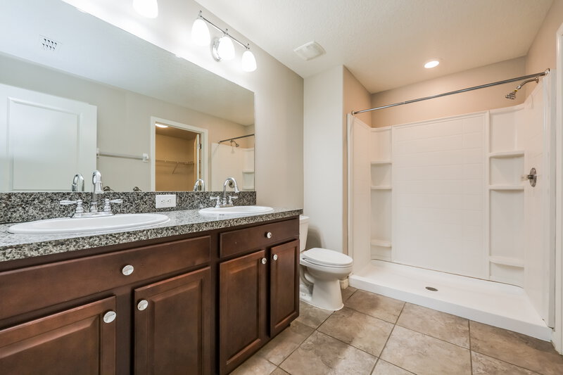 1,830/Mo, 127 Cascade Bend Drive Ruskin, FL 33570 Main Bathroom View