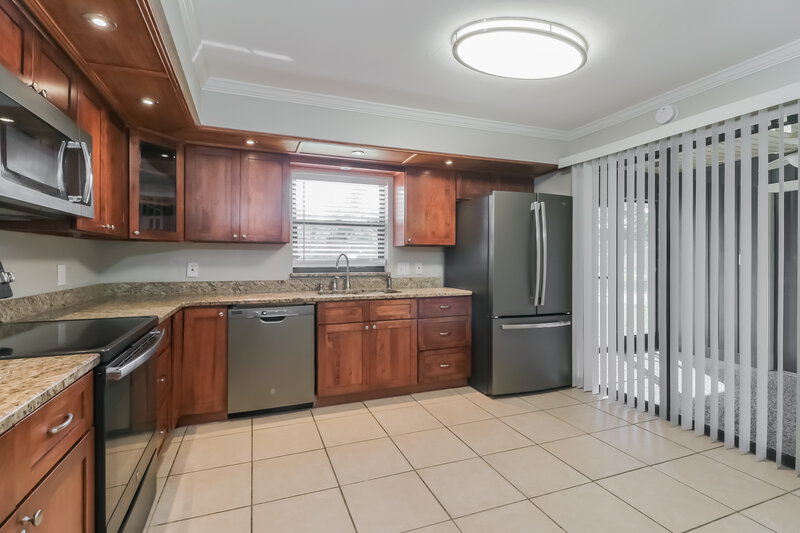 2,055/Mo, 454 Louis Edward Court Lakeland, FL 33809 Kitchen View 2
