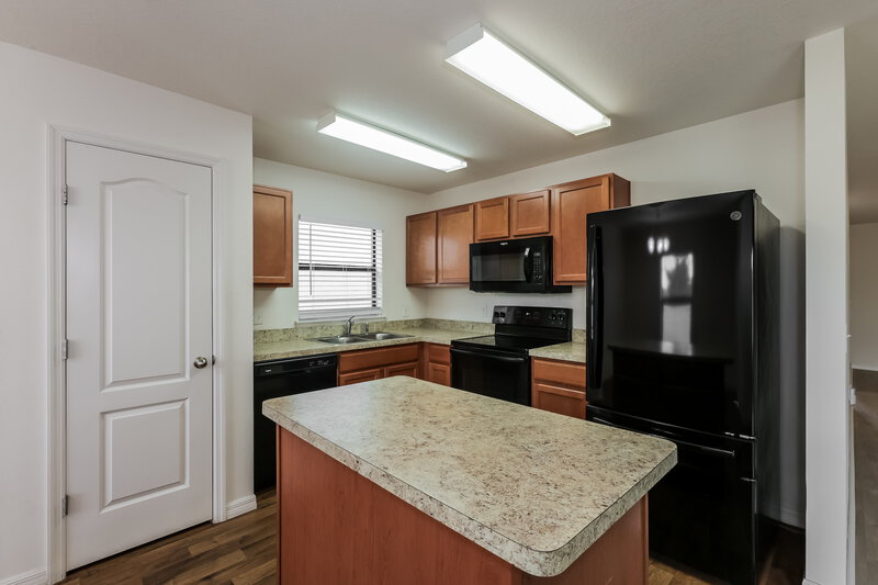 1,780/Mo, 748 Chatham Walk Dr Ruskin, FL 33570 Kitchen View