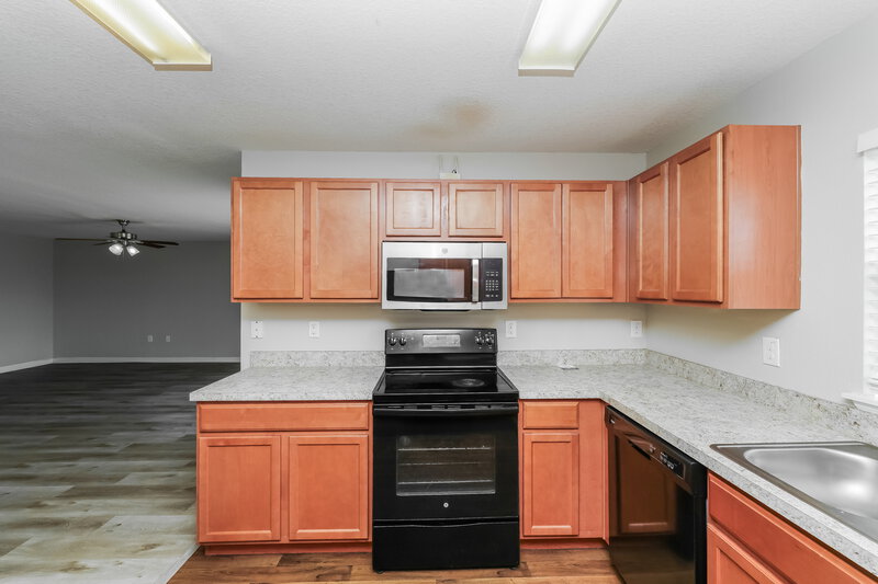 2,170/Mo, 745 Chatham Walk Dr Ruskin, FL 33570 Kitchen View