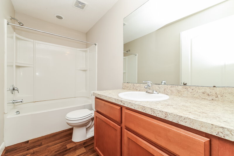 2,170/Mo, 745 Chatham Walk Dr Ruskin, FL 33570 Bathroom View