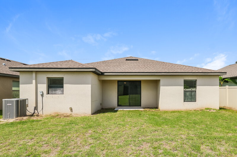 2,170/Mo, 745 Chatham Walk Dr Ruskin, FL 33570 Rear View