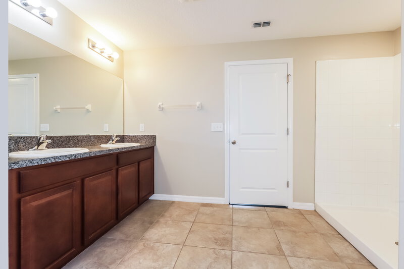 3,790/Mo, 6825 Hazelnut Spice Drive Ruskin, FL 33573 Main Bathroom View 2