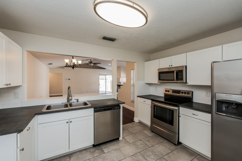 2,015/Mo, 538 Beth Ann Street Valrico, FL 33594 Kitchen View 2