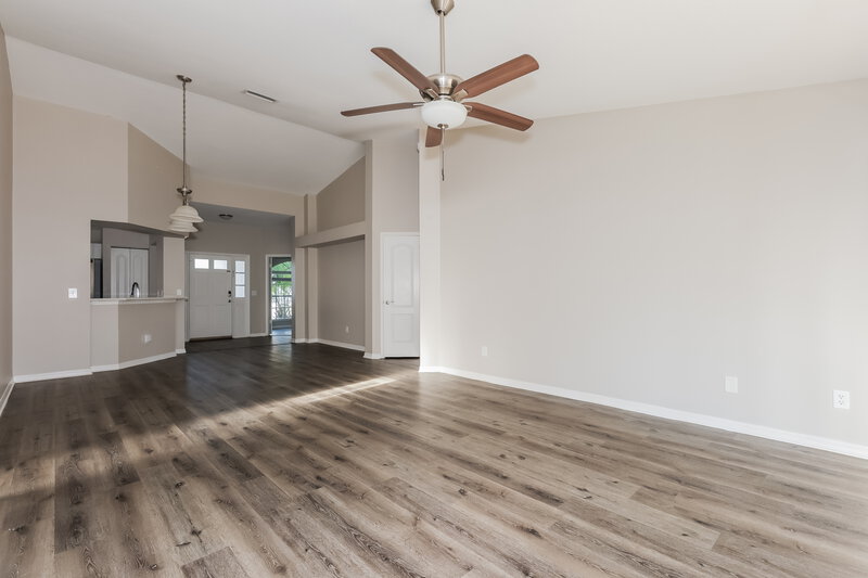 2,490/Mo, 9726 Cypress Pond Avenue Tampa, FL 33647 Living Room View 2