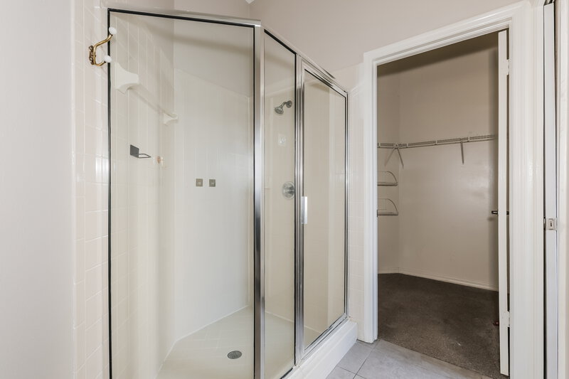 2,490/Mo, 9726 Cypress Pond Avenue Tampa, FL 33647 Main Bathroom View 2