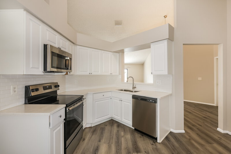 2,250/Mo, 11504 Smokethorn Drive Riverview, FL 33579 Kitchen View 2