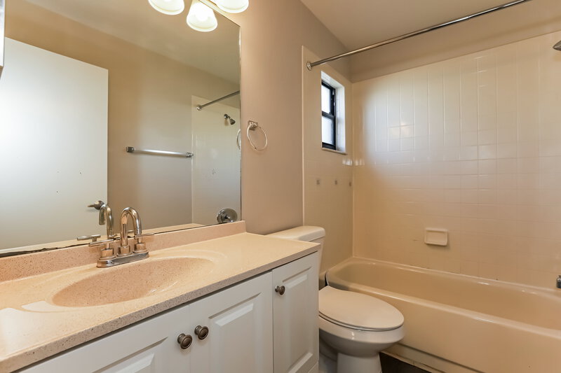 2,260/Mo, 11504 Smokethorn Drive Riverview, FL 33579 Main Bathroom View