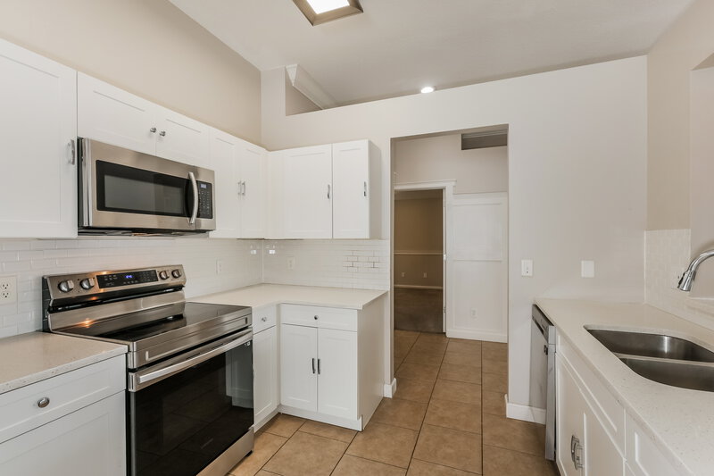 2,285/Mo, 12327 Hawkeye Point Place Riverview, FL 33578 Kitchen View 2