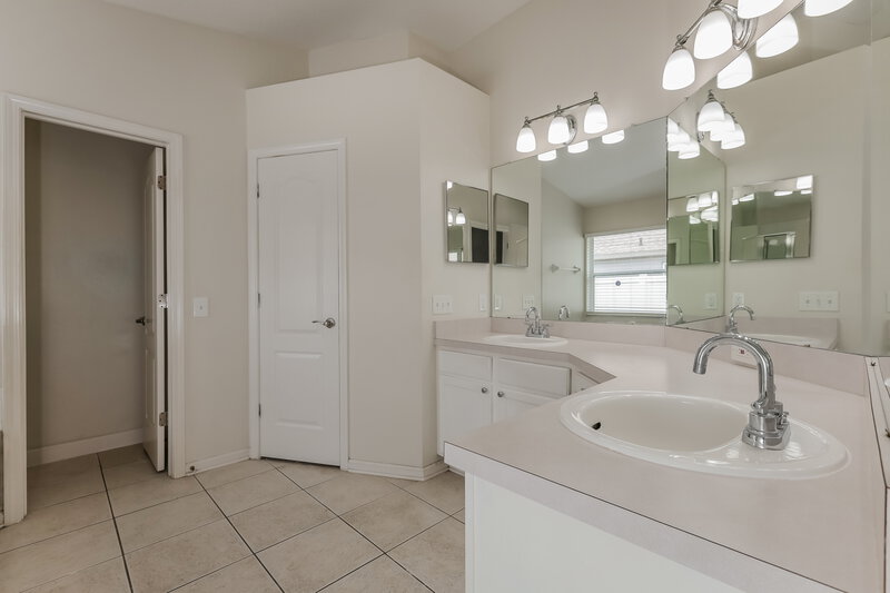 2,285/Mo, 12327 Hawkeye Point Place Riverview, FL 33578 Main Bathroom View