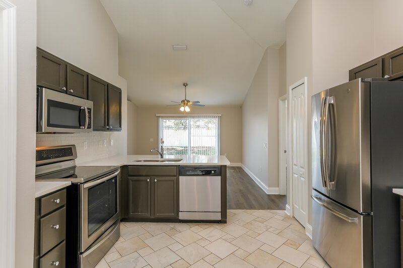 2,065/Mo, 6927 Waterbrook Ct Gibsonton, FL 33534 Kitchen View
