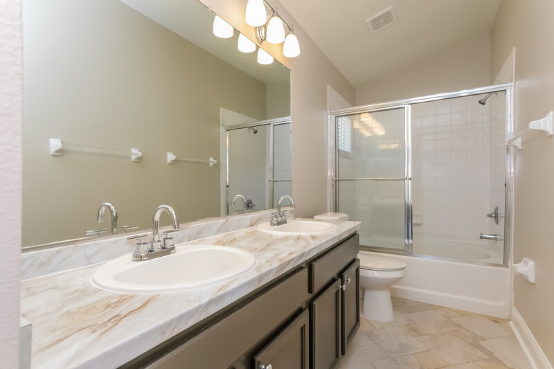 2,065/Mo, 6927 Waterbrook Ct Gibsonton, FL 33534 Main Bathroom View