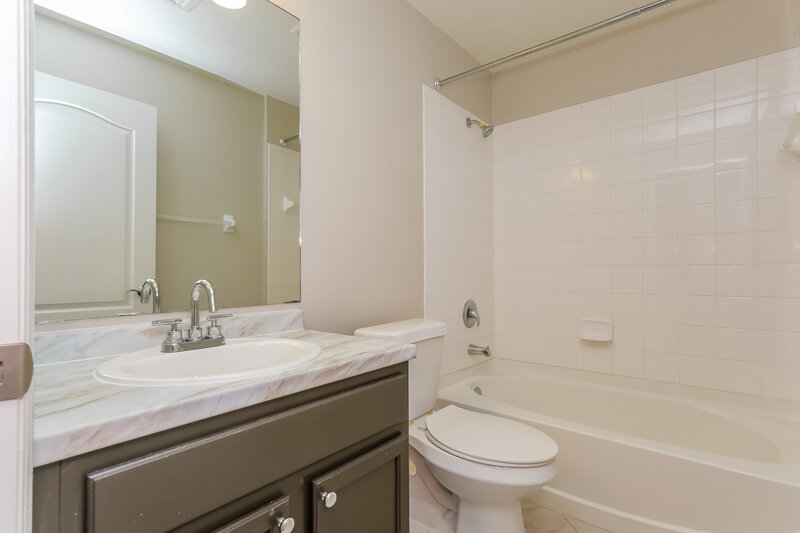 2,065/Mo, 6927 Waterbrook Ct Gibsonton, FL 33534 Bathroom View