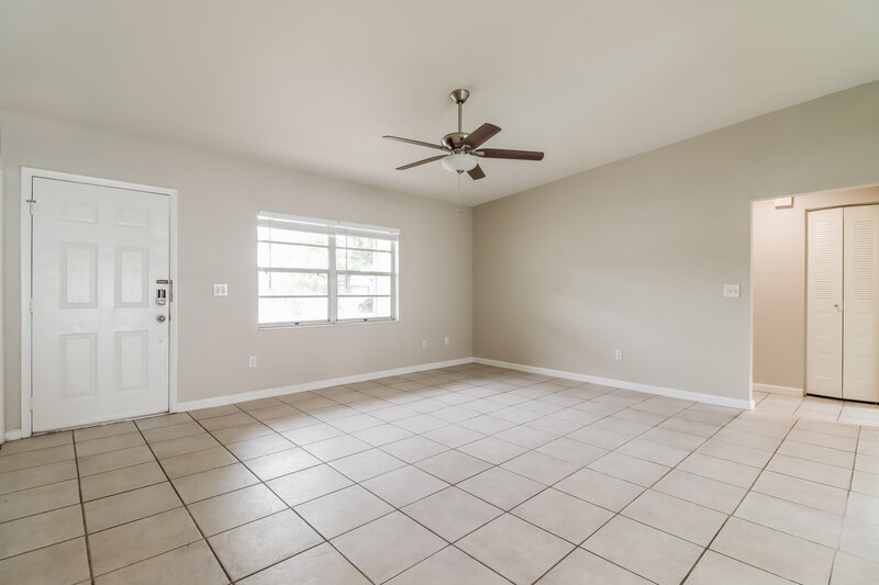 2,070/Mo, 912 Axlewood Cir Brandon, FL 33511 Living Room View