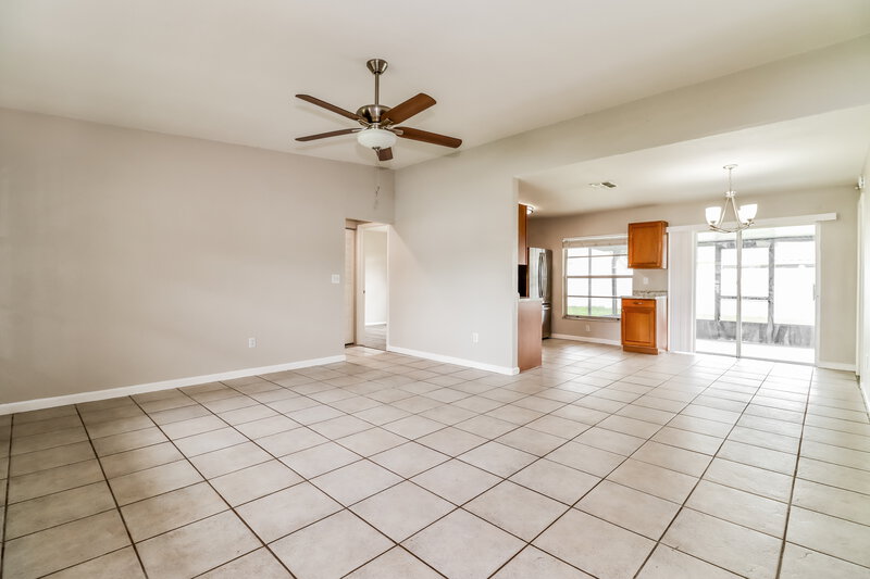 2,070/Mo, 912 Axlewood Cir Brandon, FL 33511 Living Room View 2
