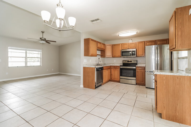 2,070/Mo, 912 Axlewood Cir Brandon, FL 33511 Dining Room View 2
