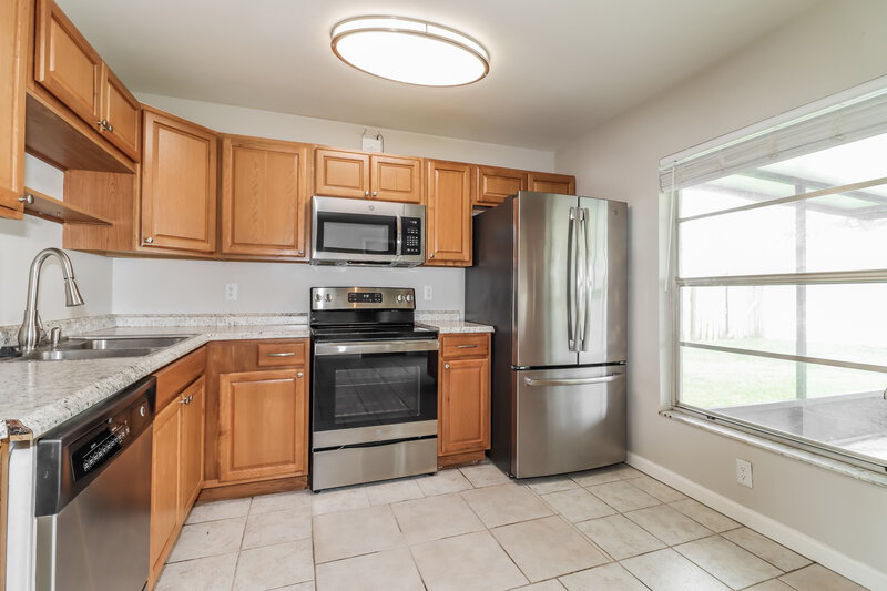 2,070/Mo, 912 Axlewood Cir Brandon, FL 33511 Kitchen View
