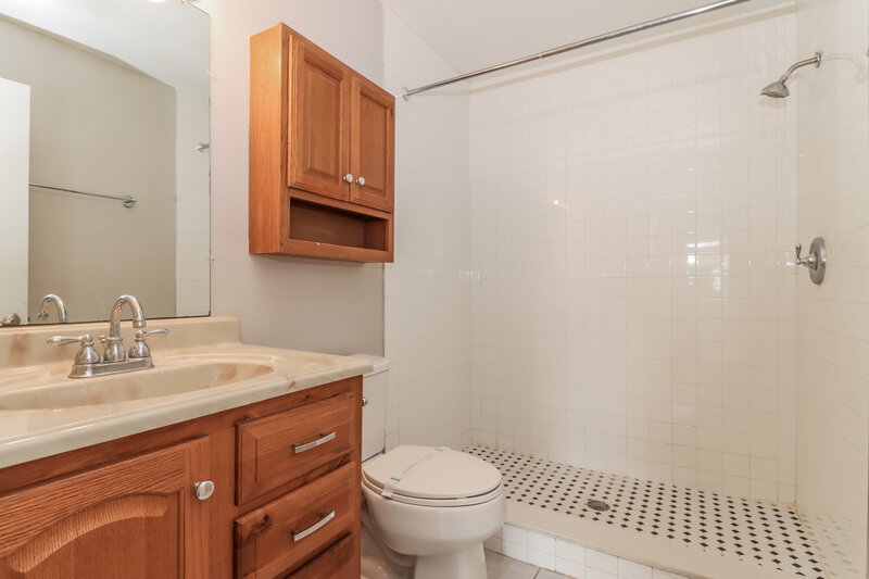 2,070/Mo, 912 Axlewood Cir Brandon, FL 33511 Main Bathroom View