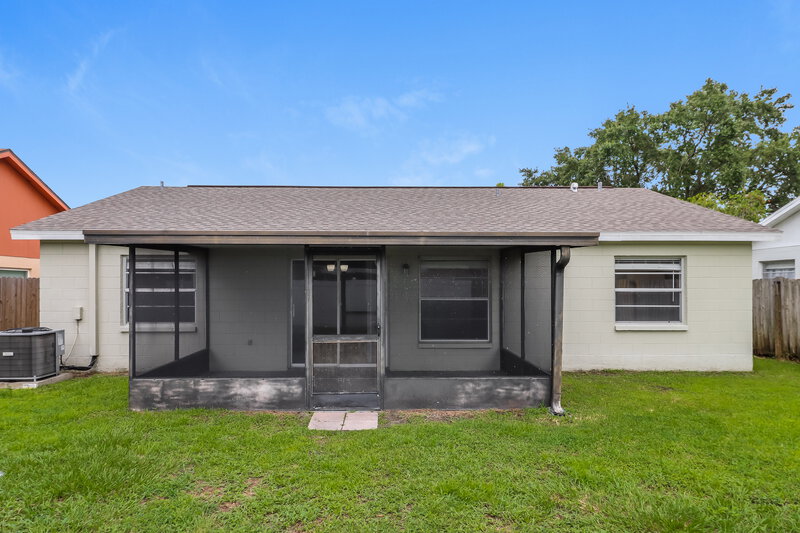 2,070/Mo, 912 Axlewood Cir Brandon, FL 33511 Rear View