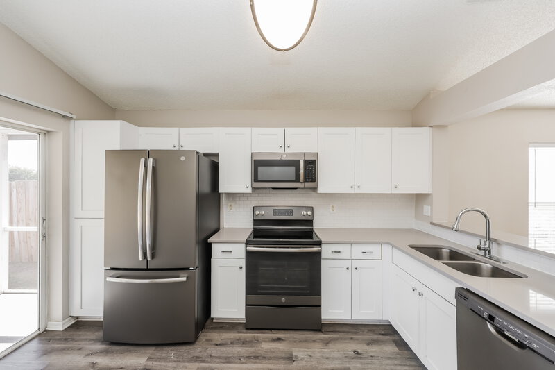 2,120/Mo, 22649 Saint Thomas Circle Lutz, FL 33549 Kitchen View