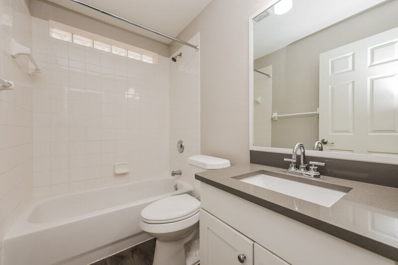 2,120/Mo, 22649 Saint Thomas Circle Lutz, FL 33549 Bathroom View