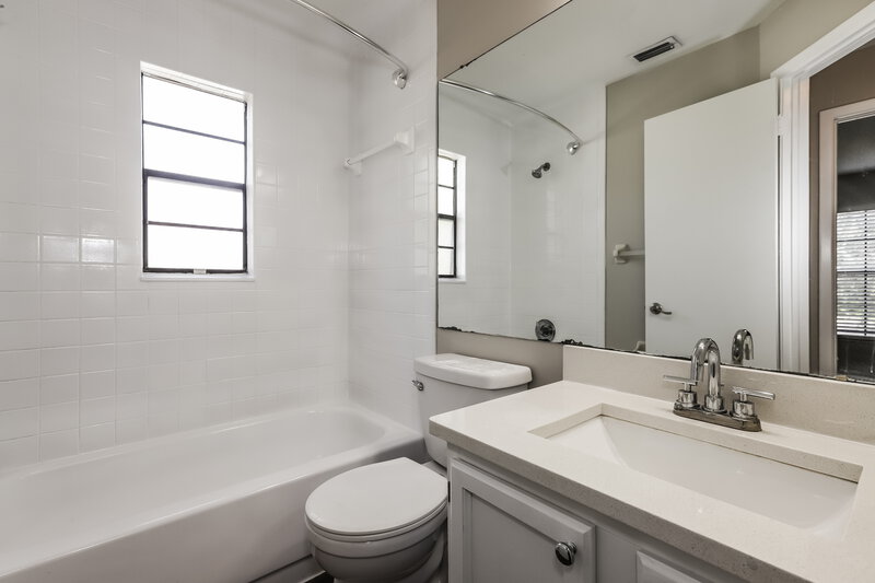 2,350/Mo, 1421 Peachfield Drive Valrico, FL 33596 Bathroom View