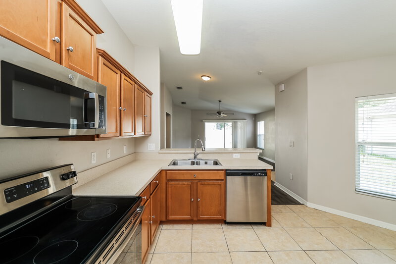 2,030/Mo, 7338 Lumber Port Dr Ruskin, FL 33573 Kitchen View