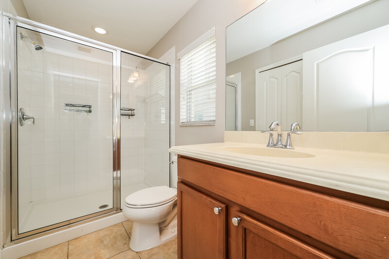 2,030/Mo, 7338 Lumber Port Dr Ruskin, FL 33573 Main Bathroom View