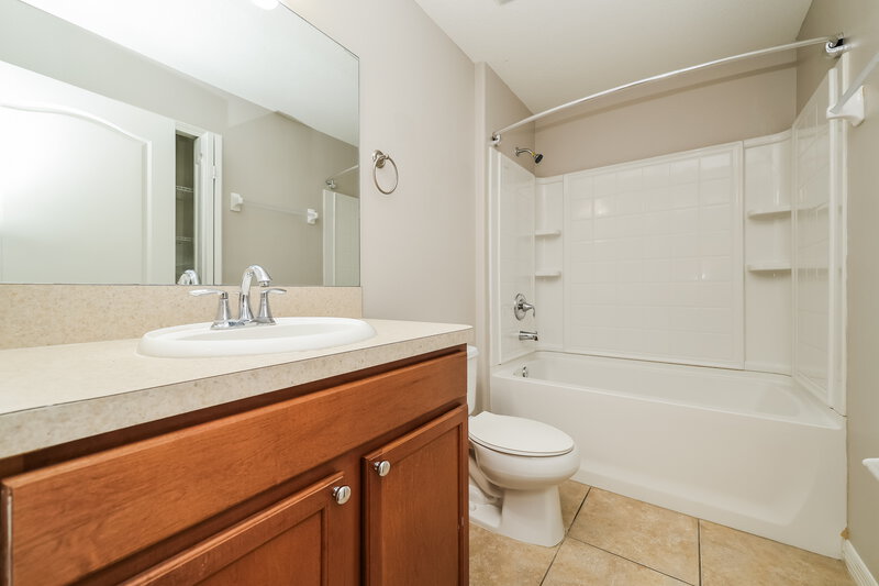 2,030/Mo, 7338 Lumber Port Dr Ruskin, FL 33573 Bathroom View