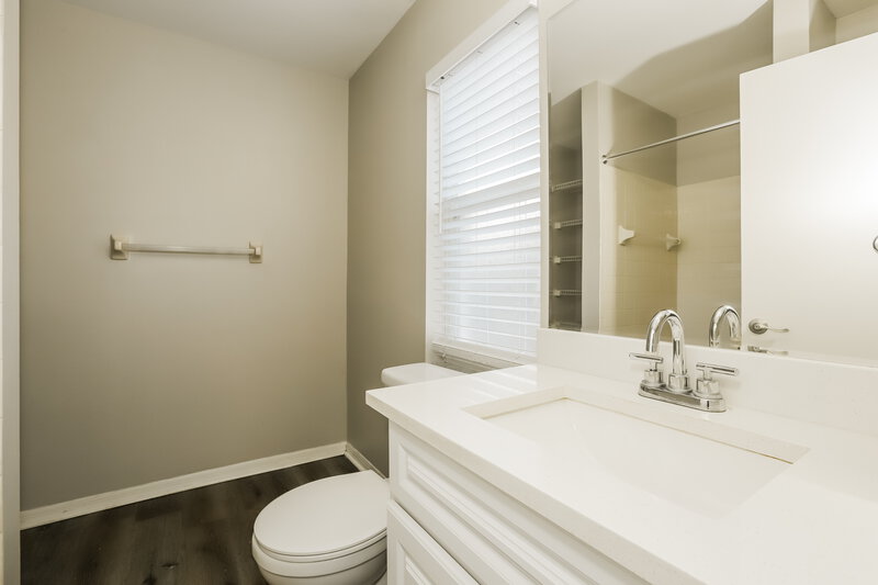 2,115/Mo, 4017 Levonshire Place Valrico, FL 33596 Main Bathroom View