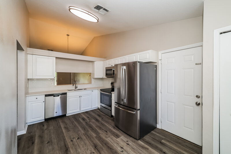 1,915/Mo, 206 Lookout Dr Apollo Beach, FL 33572 Kitchen View 2