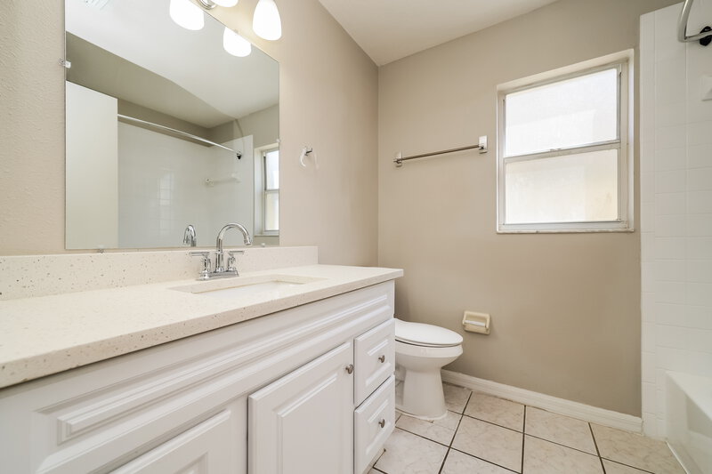 1,915/Mo, 206 Lookout Dr Apollo Beach, FL 33572 Main Bathroom View