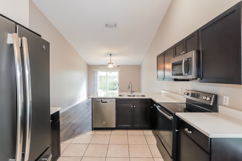 3,670/Mo, 1011 Hardwood Dr Valrico, FL 33596 Kitchen View 3