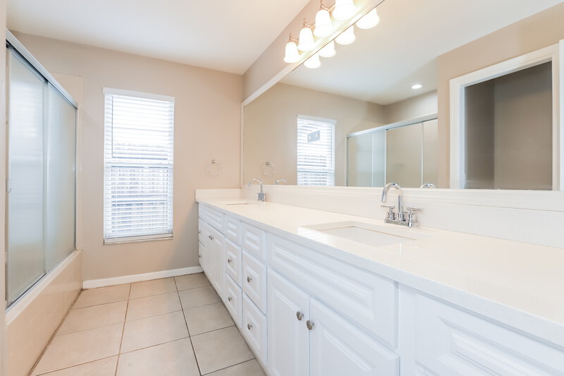 3,670/Mo, 1011 Hardwood Dr Valrico, FL 33596 Main Bathroom View