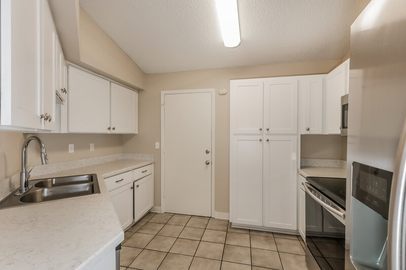 2,015/Mo, 227 Belfort Pl Valrico, FL 33594 Kitchen View