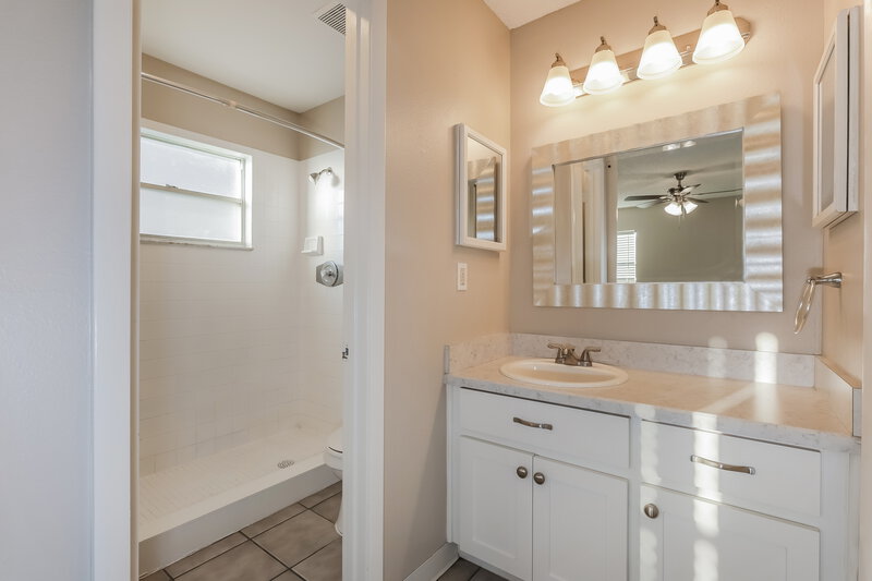 2,015/Mo, 227 Belfort Pl Valrico, FL 33594 Main Bathroom View