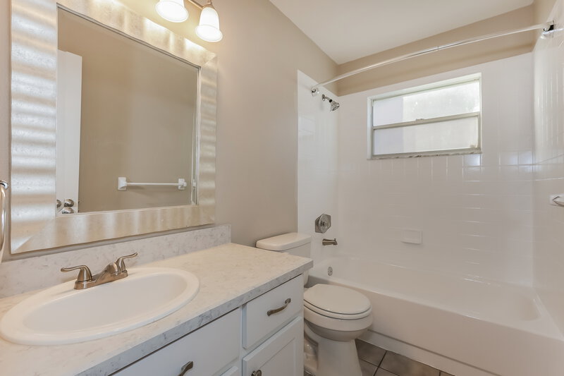 2,015/Mo, 227 Belfort Pl Valrico, FL 33594 Bathroom View