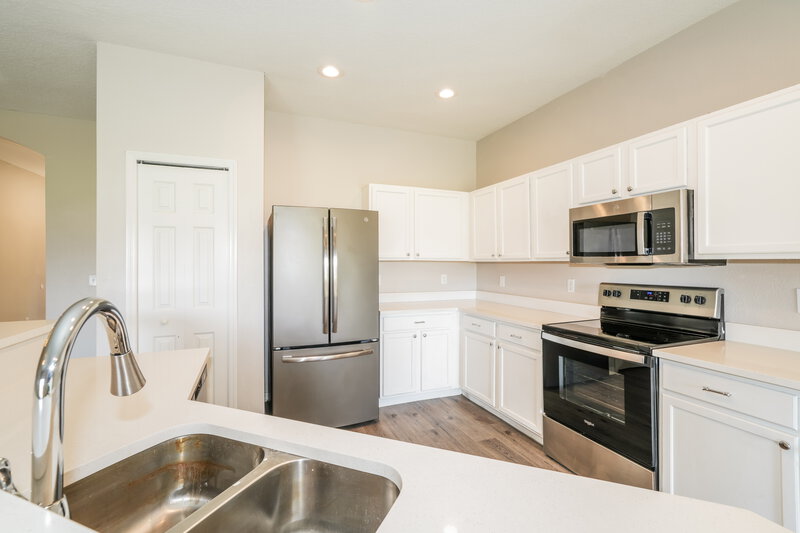 2,030/Mo, 748 Star Pointe Dr Seffner, FL 33584 Kitchen View 3