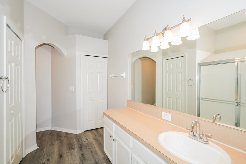 2,030/Mo, 748 Star Pointe Dr Seffner, FL 33584 Main Bathroom View
