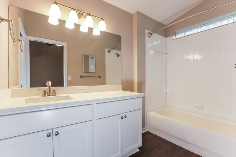 3,220/Mo, 748 Cape Cod Cir Valrico, FL 33594 Main Bathroom View