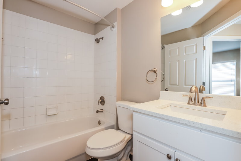 3,220/Mo, 748 Cape Cod Cir Valrico, FL 33594 Bathroom View