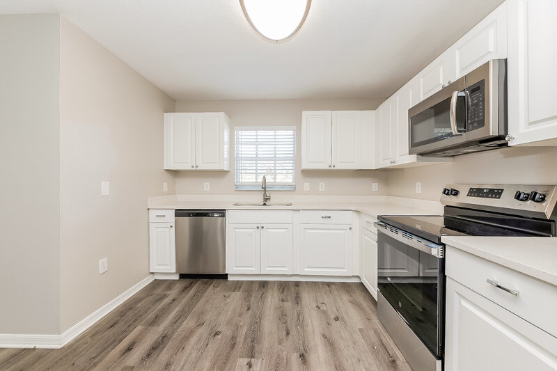 1,975/Mo, 1316 Bayou Pass Dr Ruskin, FL 33570 Kitchen View