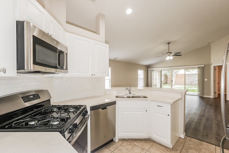 2,195/Mo, 6514 Summer Cove Dr Riverview, FL 33578 Kitchen View 2