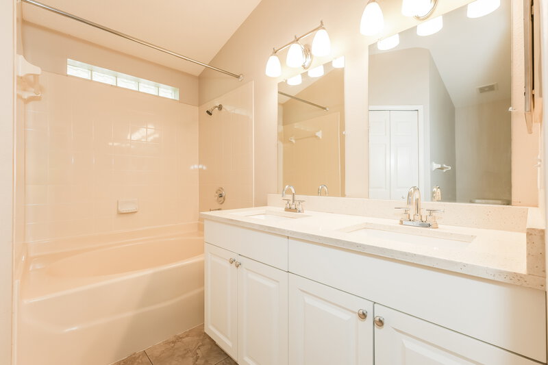 2,195/Mo, 6514 Summer Cove Dr Riverview, FL 33578 Main Bathroom View