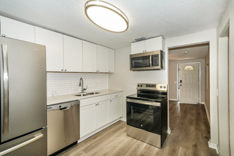 1,910/Mo, 1809 East Sitka Street Tampa, FL 33604 Kitchen View 2