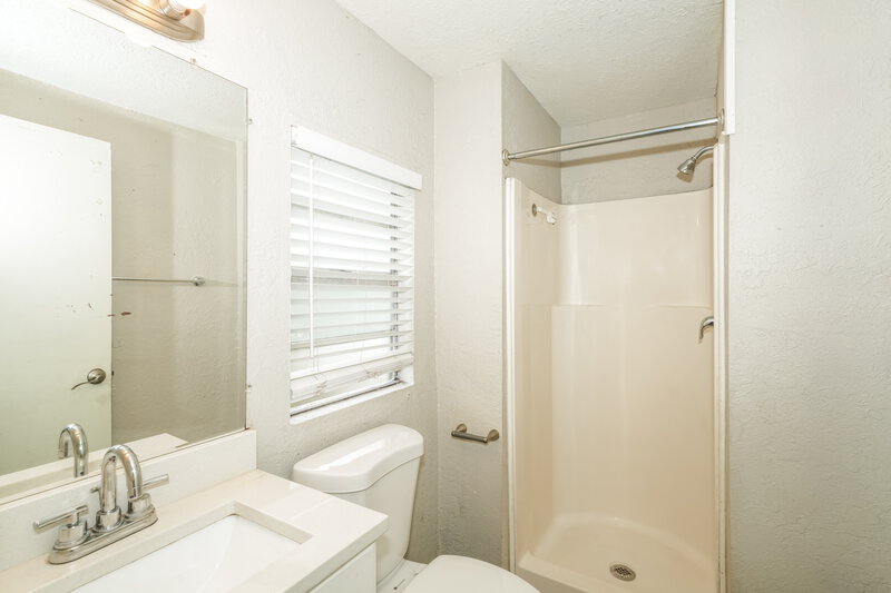 1,910/Mo, 1809 East Sitka Street Tampa, FL 33604 Main Bathroom View