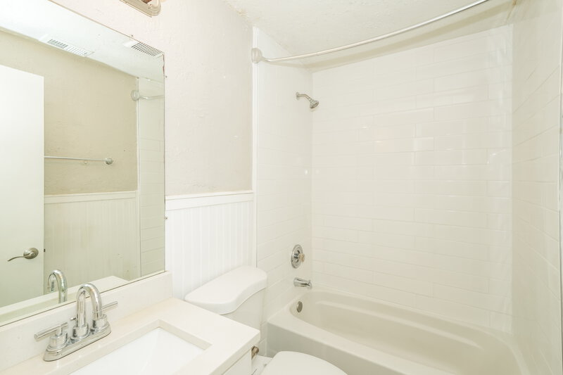 1,910/Mo, 1809 East Sitka Street Tampa, FL 33604 Bathroom View