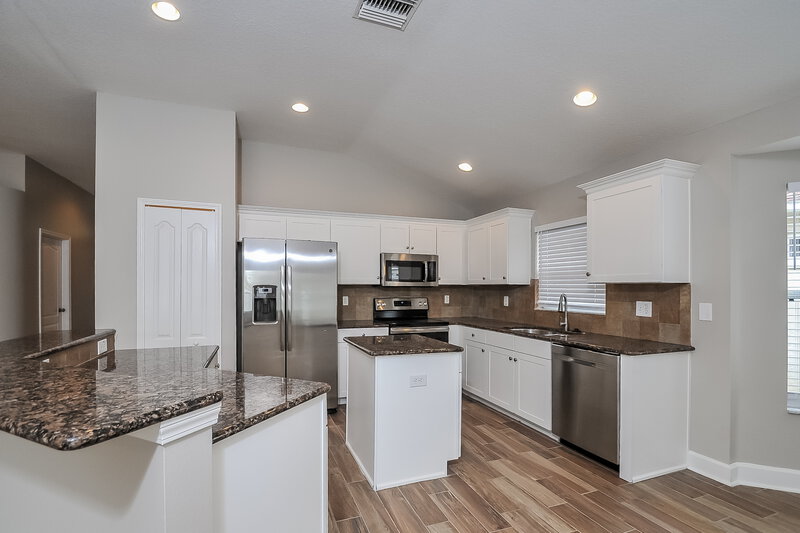 2,045/Mo, 451 Stone Briar Dr Ruskin, FL 33570 Kitchen View