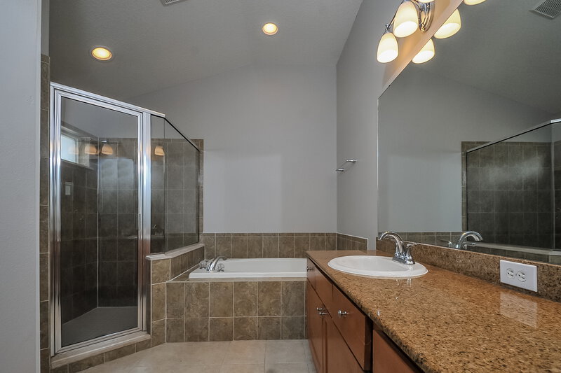 2,045/Mo, 451 Stone Briar Dr Ruskin, FL 33570 Main Bathroom View