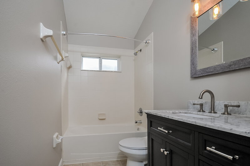 2,045/Mo, 451 Stone Briar Dr Ruskin, FL 33570 Bathroom View